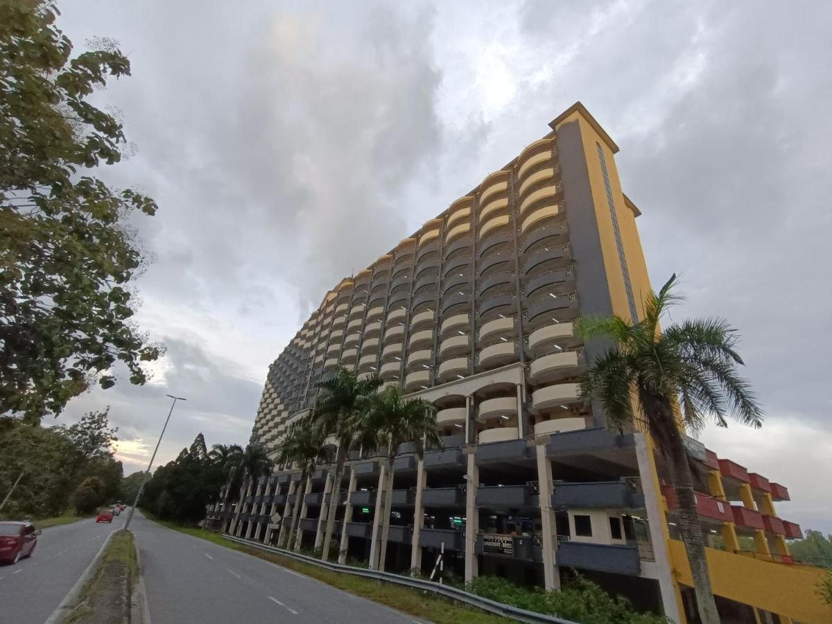 Desair Apartment By Scht Lumut Ngoại thất bức ảnh